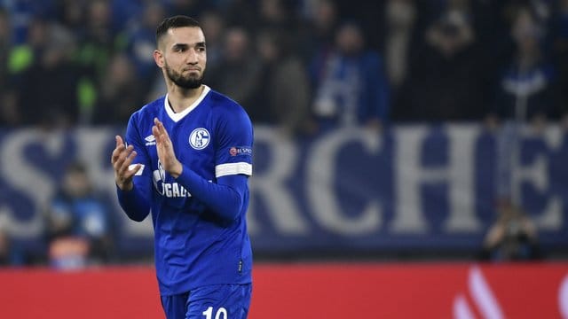"Diszplinarische Verfehlung": Nabil Bentaleb wurde von Huub Stefens ins U23-Team versetzt. "Diszplinarische Verfehlung": Nabil Bentaleb wurde von Huub Stefens ins U23-Team versetzt.