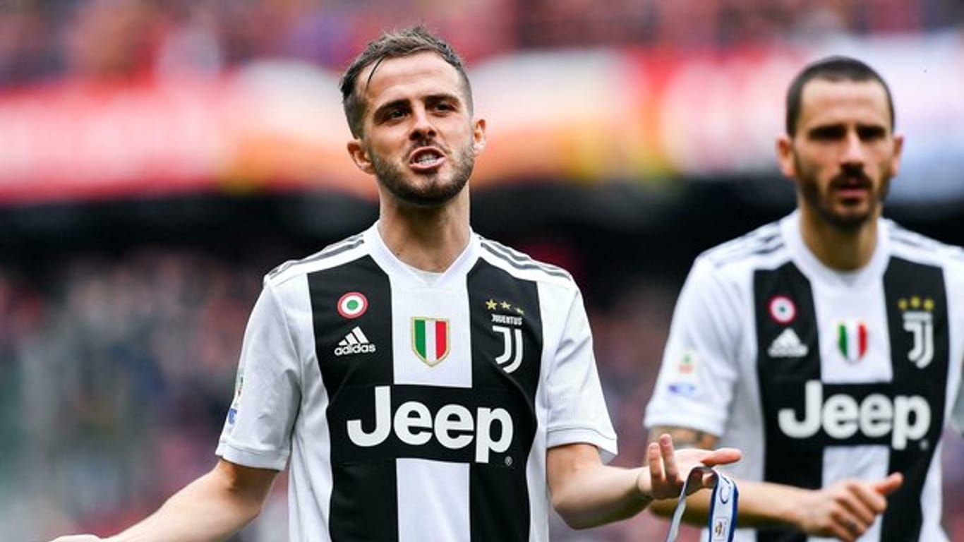 Miralem Pjanic (l) und Leonardo Bonucci von Juventus Turin hadern mit der Niederlage im Spiel gegen Genua.