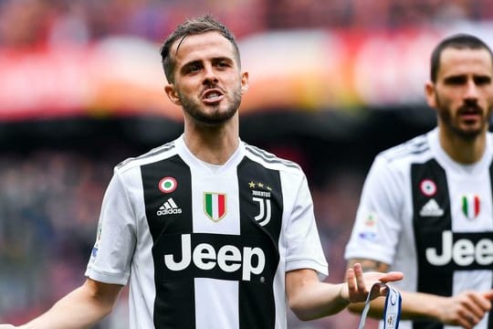 Miralem Pjanic (l) und Leonardo Bonucci von Juventus Turin hadern mit der Niederlage im Spiel gegen Genua.