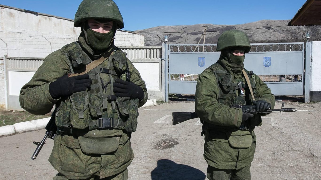 "Grüne Männchen" ohne Hoheitsabzeichen blockieren im März 2014 eine ukrainische Militärbasis: Später wird Russlands Präsident Wladimir Putin zugeben, dass es sich um russische Soldaten handelte.
