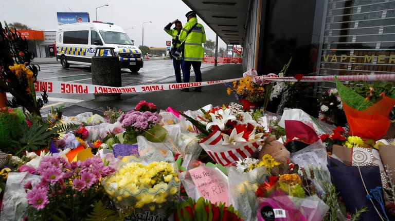 Blumen an einem der Tatorte in Neuseeland: Nach dem Terroranschlag auf eine Moschee in Christchurch verteidigt Facebook seinen Umgang mit den Videos von dem Anschlag.