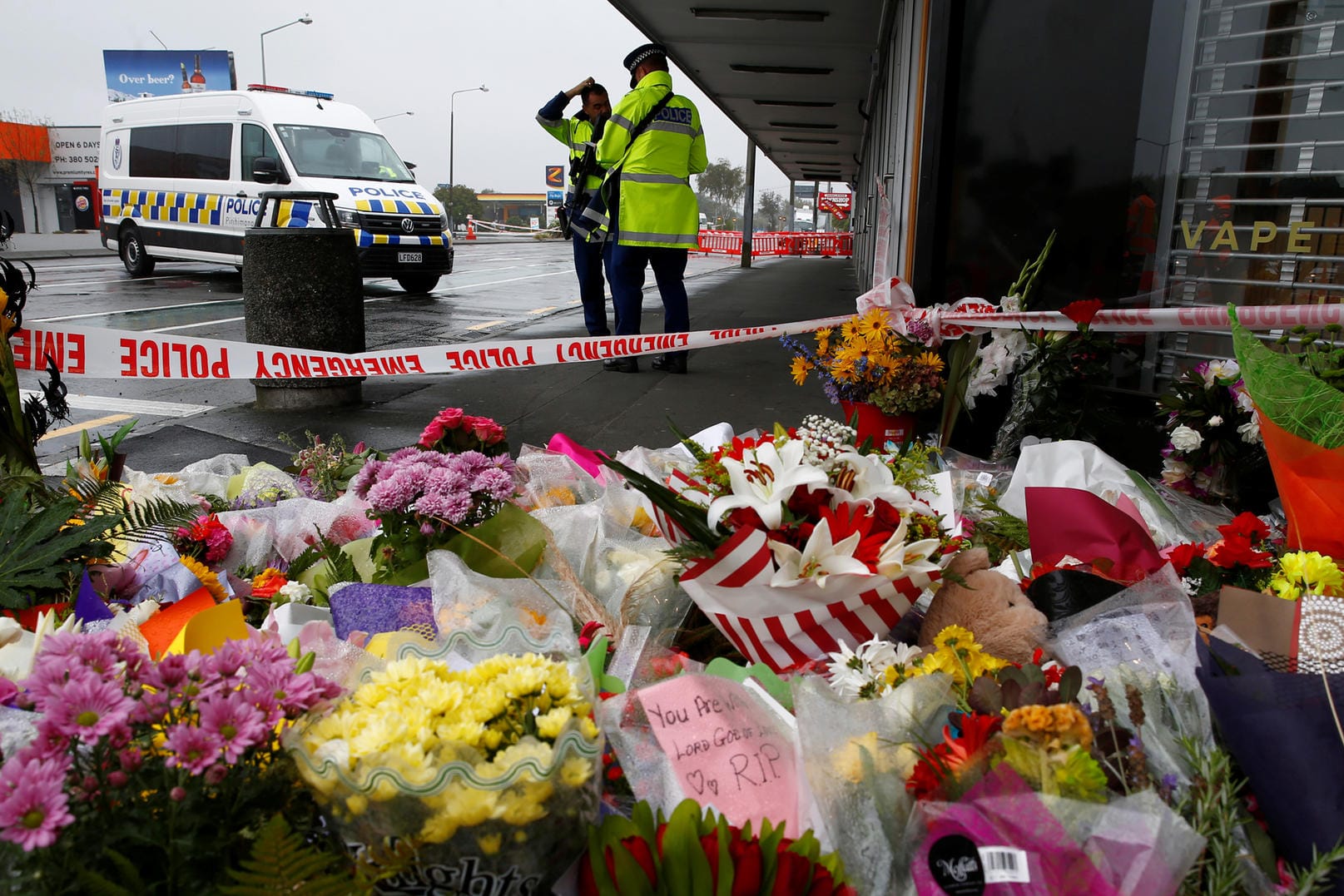 Blumen an einem der Tatorte in Neuseeland: Nach dem Terroranschlag auf eine Moschee in Christchurch verteidigt Facebook seinen Umgang mit den Videos von dem Anschlag.