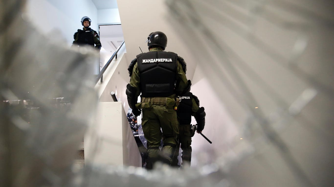 Polizeibeamte durchsuchen das Gebäude des Staatssenders RTS