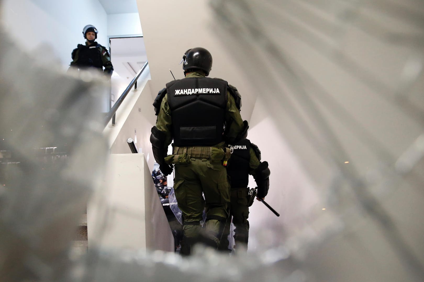 Polizeibeamte durchsuchen das Gebäude des Staatssenders RTS