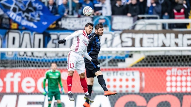 Ingolstadts Dario Lezcano (l) im Kampf um den Ball mit Paderborns Christian Strohdiek.