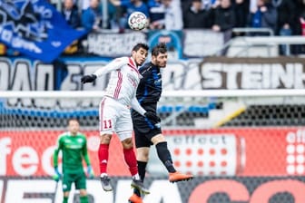 Ingolstadts Dario Lezcano (l) im Kampf um den Ball mit Paderborns Christian Strohdiek.