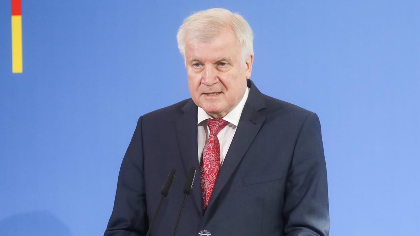 Horst Seehofer: Das Bundesinnenministerium plant ein "Gesetz zur besseren Steuerung der Asyl- und Widerrufsverfahren".