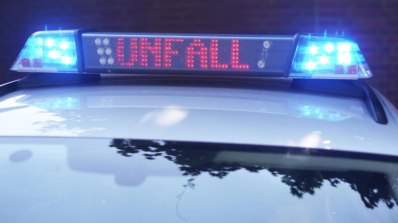 Leuchtschrift eines Polizeiwagens verweist auf Unfall