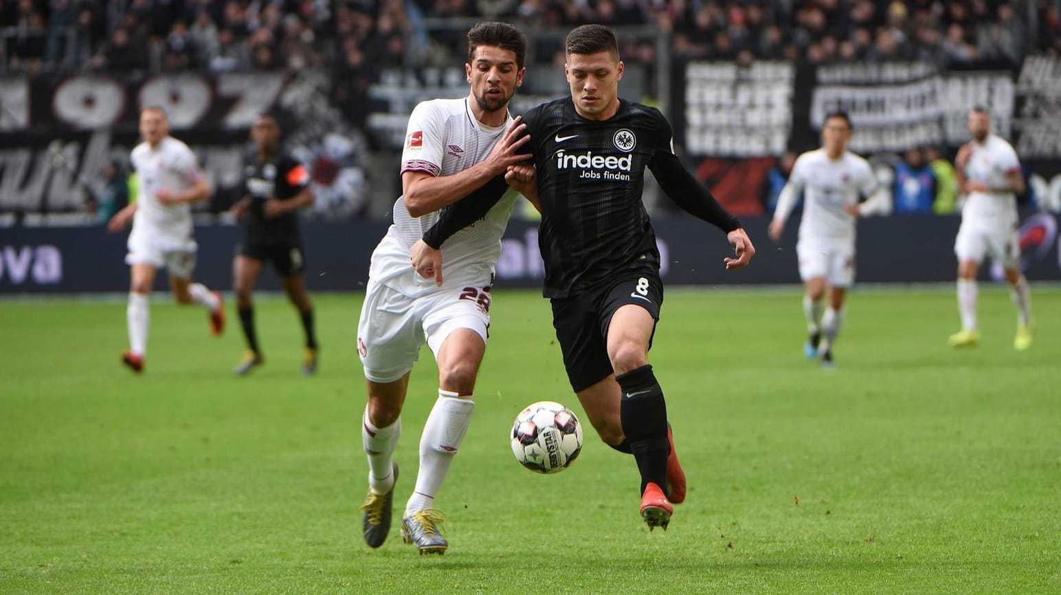 Lukas Mühl (l.) im Zweikampf mit Luka Jovic.