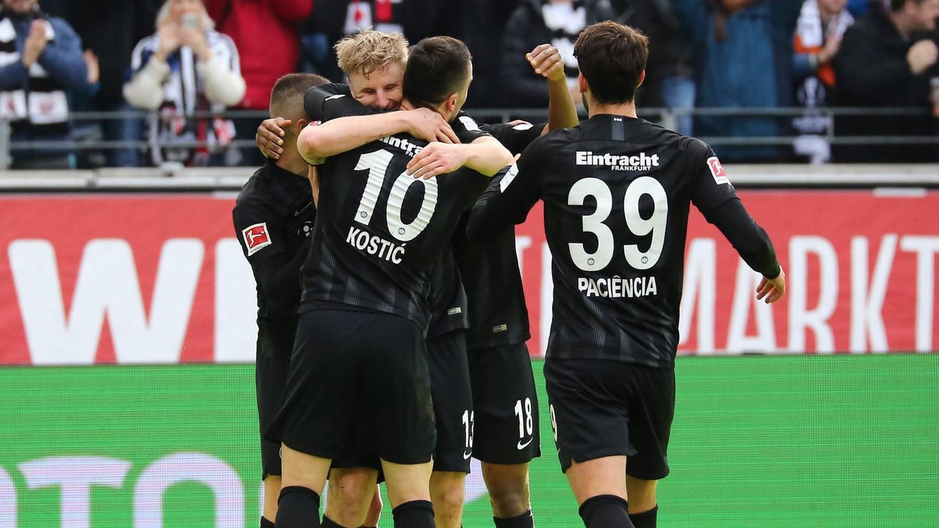Jubel und Erleichterung: Die Frankfurter Spieler feiern das 1:0 durch Martin Hinteregger.
