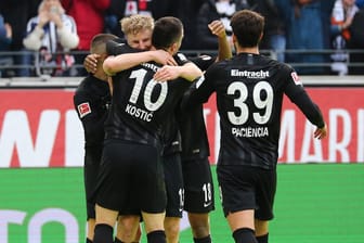Jubel und Erleichterung: Die Frankfurter Spieler feiern das 1:0 durch Martin Hinteregger.