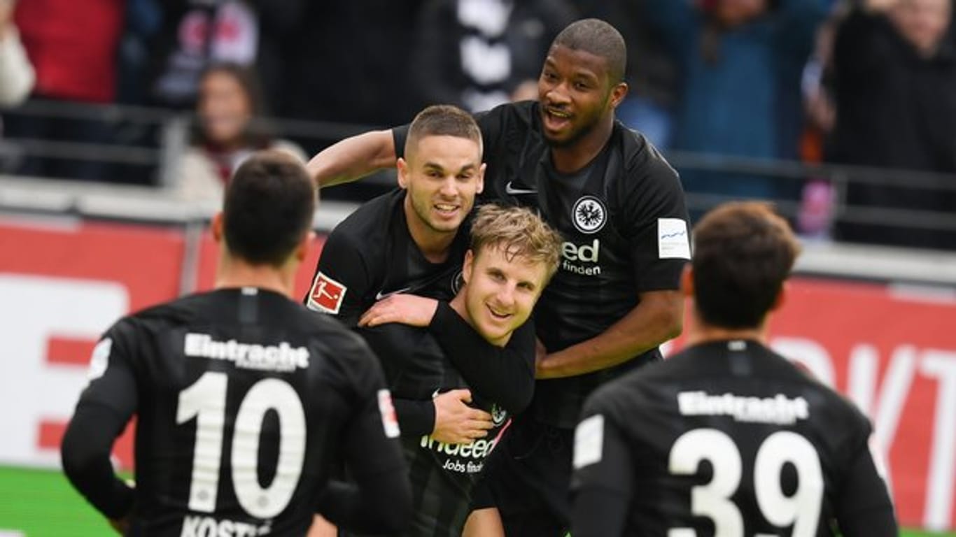 Nicht nur im Europacup spitze: Frankfurts Spieler feiern nach dem Siegtreffer gegen Nürnberg.