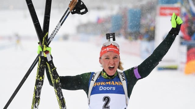 Die deutsche Biathletin Denise Herrmann jubelt im Ziel.