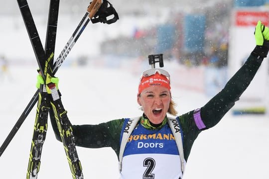 Die deutsche Biathletin Denise Herrmann jubelt im Ziel.