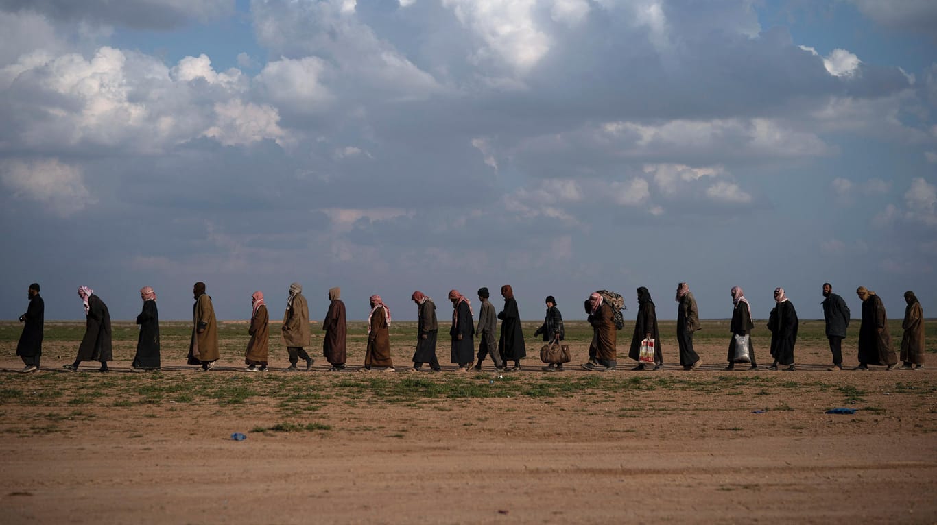 Zahlreiche Menschen verlassen Baghus: Es ist das das letzte noch von der Terrormiliz "Islamischer Staat" (IS) kontrollierte Gebiet.