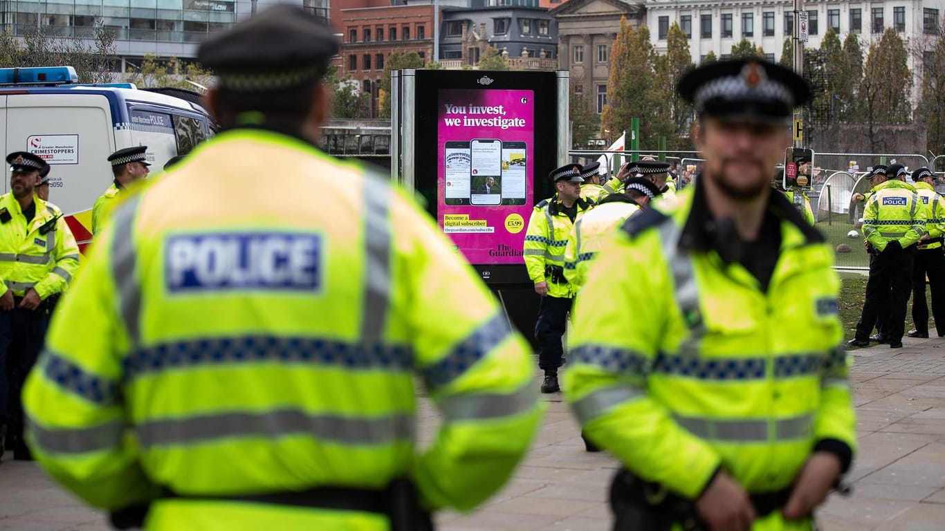Britische Polizei (Symbolbild): Die Messerattacke eines 50-Jährigen in der Grafschaft Surrey trägt laut Polizei "Kennzeichen eines rechtsextremen Terrorvorfalls".