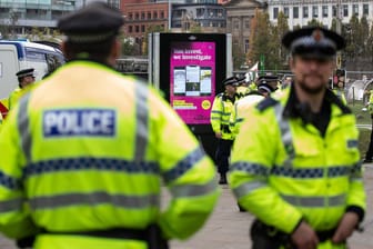 Britische Polizei (Symbolbild): Die Messerattacke eines 50-Jährigen in der Grafschaft Surrey trägt laut Polizei "Kennzeichen eines rechtsextremen Terrorvorfalls".