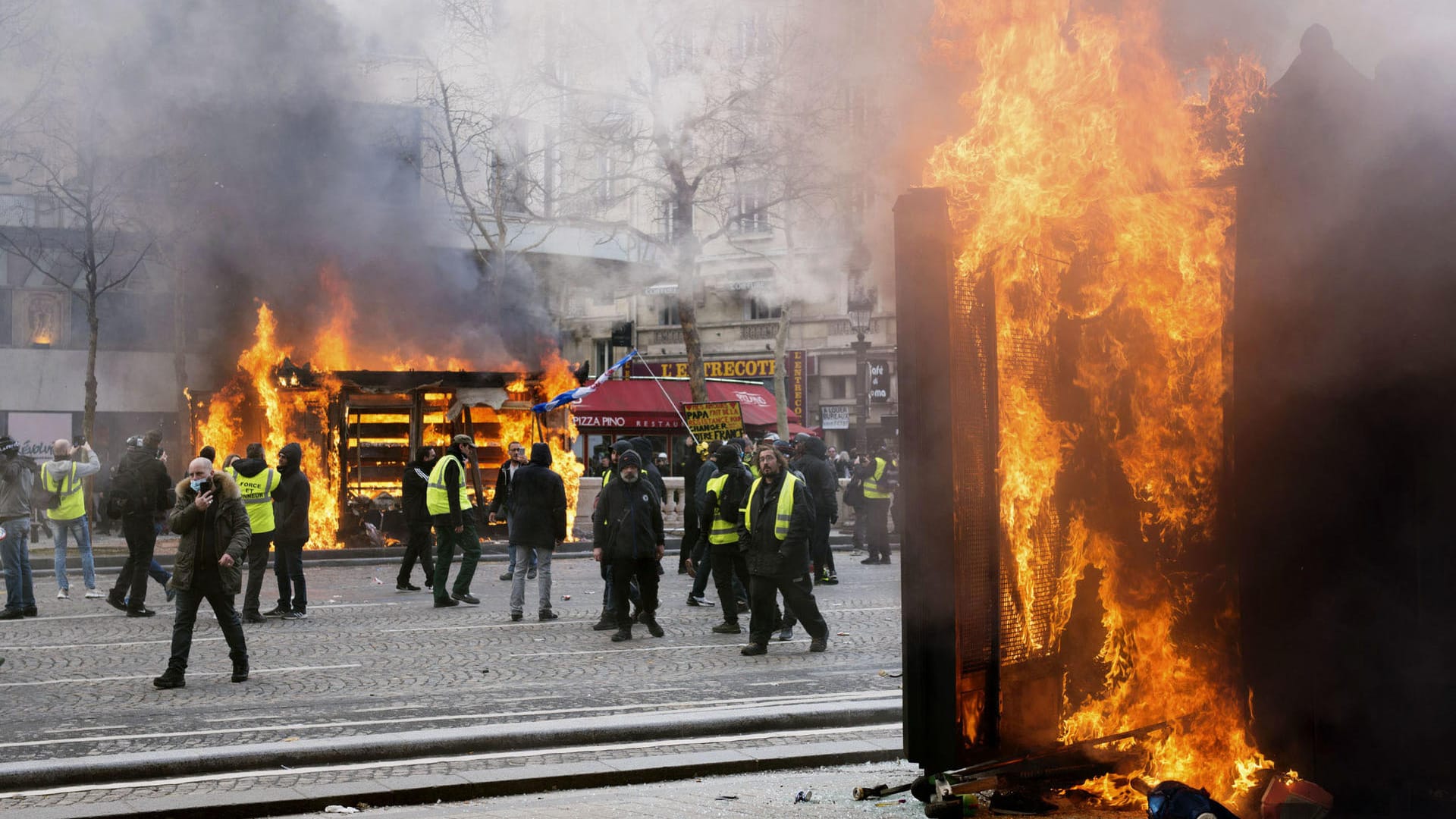 Demonstranten der "Gelbwesten" inmitten brennender Objekte: Das Innenministerium hat Fehler bei der Sicherheitsstrategie eingestanden.