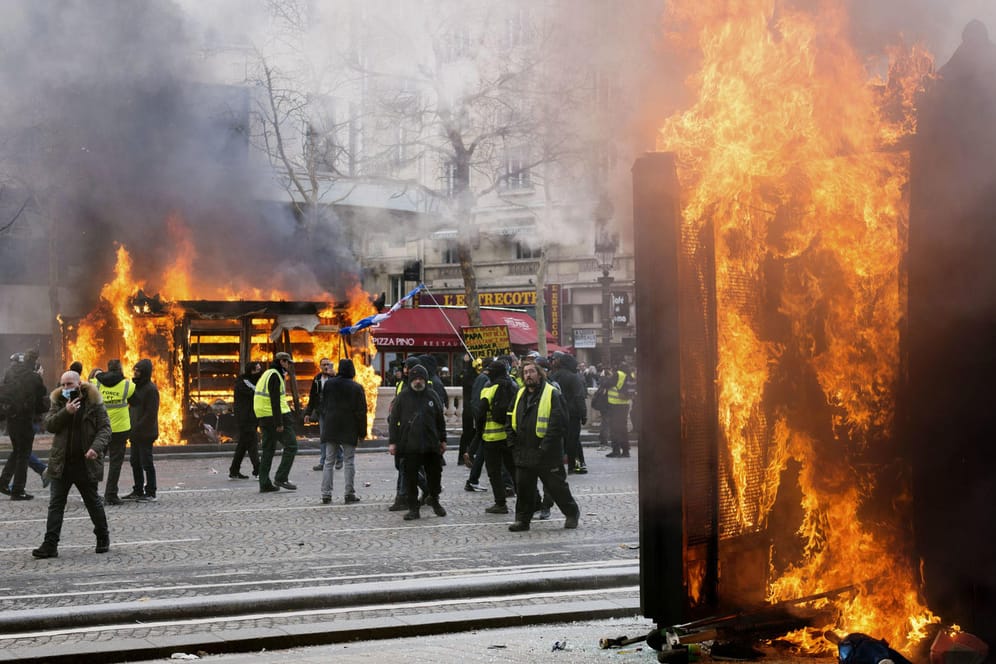 Demonstranten der "Gelbwesten" inmitten brennender Objekte: Das Innenministerium hat Fehler bei der Sicherheitsstrategie eingestanden.