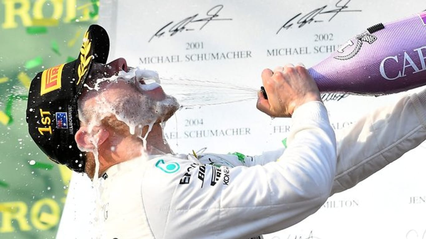 Mercedes-Pilot Valterri Bottas aus Finnland feiert seinen Sieg auf dem Podium mit Champagner.