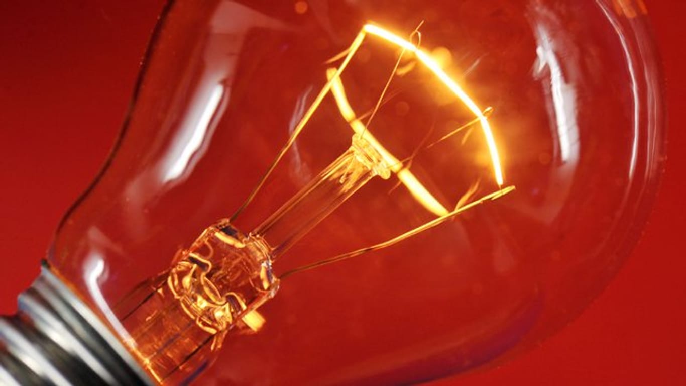 Glühlampe: Nach dem Verbot 2009 gab es zunächst noch Restverkäufe der Lampen – heute können nur noch stromsparende Alternativen erworben werden.