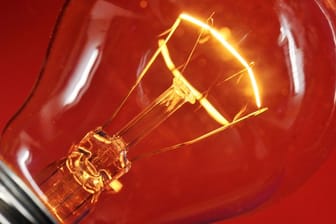 Glühlampe: Nach dem Verbot 2009 gab es zunächst noch Restverkäufe der Lampen – heute können nur noch stromsparende Alternativen erworben werden.