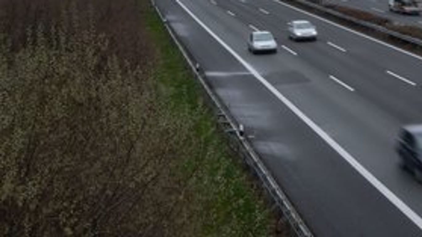 Fahrzeuge fahren auf der Autobahn A2 in Höhe Lauenau in Richtung Bielefeld: Bevorzugt werde eine Trassenführung entlang der Autobahn A2.