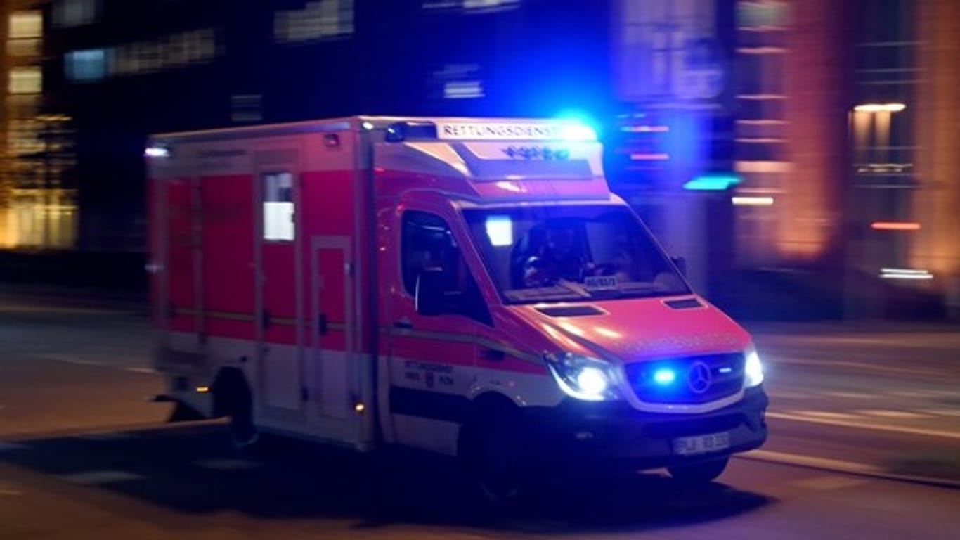Ein Rettungswagen: Auf der A81 Richtung Würzburg ist es zu einem schlimmen Unfall gekommen.