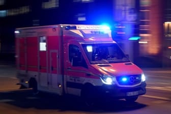 Ein Rettungswagen: Auf der A81 Richtung Würzburg ist es zu einem schlimmen Unfall gekommen.