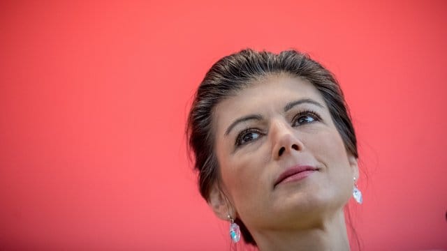 Sahra Wagenknecht: "Die Frage ist ja auch, wieviel bewegt man noch, wenn man innerlich immer ausgebrannter wird. Sahra Wagenknecht: "Die Frage ist ja auch, wieviel bewegt man noch, wenn man innerlich immer ausgebrannter wird.