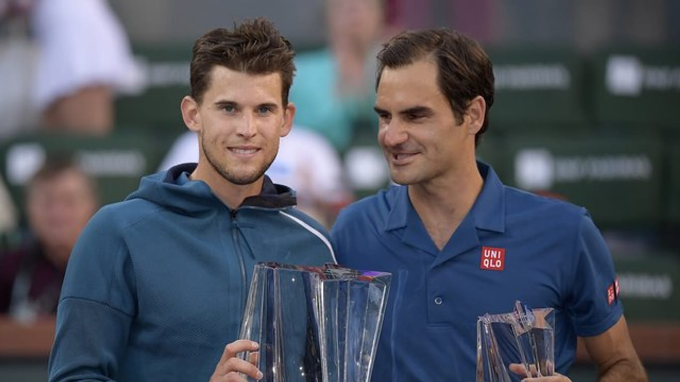 Finalsieger Dominic Thiem (l) steht mit seiner Trophäe neben dem unterlegenem Roger Federer.