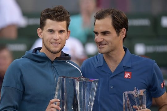 Finalsieger Dominic Thiem (l) steht mit seiner Trophäe neben dem unterlegenem Roger Federer.