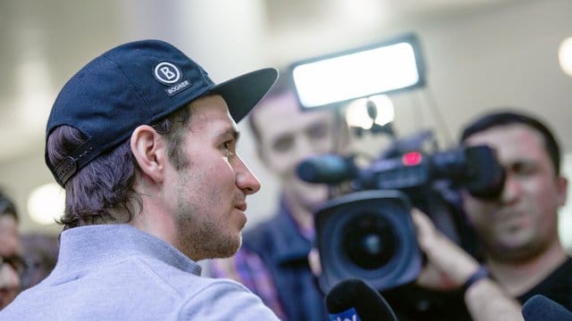 Felix Neureuther gibt am Flughafen München Auskunft.