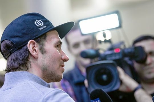 Felix Neureuther gibt am Flughafen München Auskunft.
