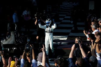 Mercedes-Pilot Valterri Bottas (M) aus Finnland feiert seinen Sieg in Melbourne.