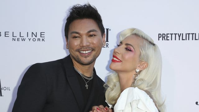 Frederic Aspiras (l) und Lady Gaga bei den Daily Front Row's Fashion Los Angeles Awards im Beverly Hills Hotel.