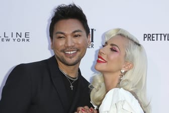 Frederic Aspiras (l) und Lady Gaga bei den Daily Front Row's Fashion Los Angeles Awards im Beverly Hills Hotel.