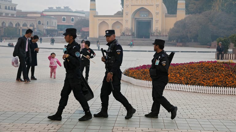 Sicherheitskräfte in Xinjiang: Die chinesische Regierung verteidigt die Internierungslager für Muslime.