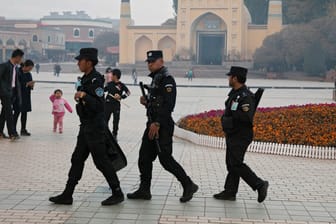 Sicherheitskräfte in Xinjiang: Die chinesische Regierung verteidigt die Internierungslager für Muslime.
