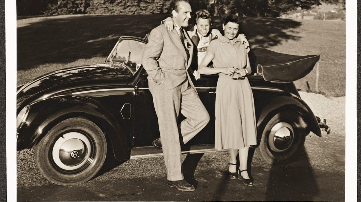 Lange ist es her: Peter Kraus als kleiner Junge mit seinen Eltern und dem ganzen Stolz der Familie, einem VW-Cabrio.