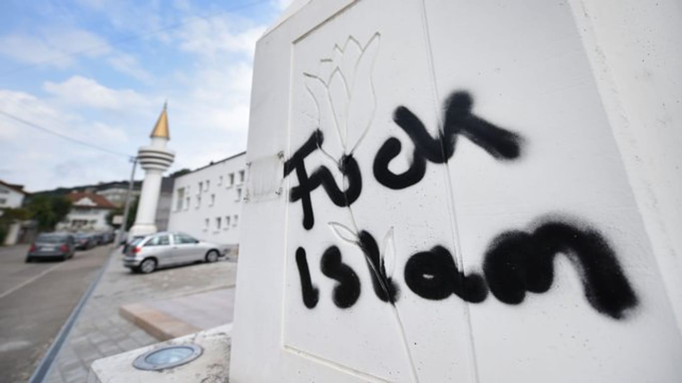 Islamfeindliche Parole auf einem Minarett der Ditib-Moschee in Schwäbisch Gmünd.