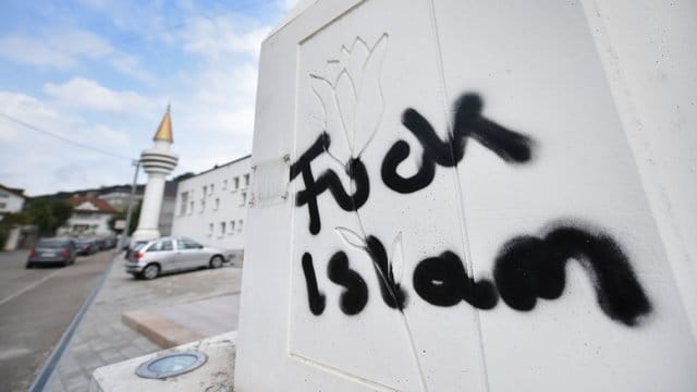 Islamfeindliche Parole auf einem Minarett der Ditib-Moschee in Schwäbisch Gmünd. Islamfeindliche Parole auf einem Minarett der Ditib-Moschee in Schwäbisch Gmünd.