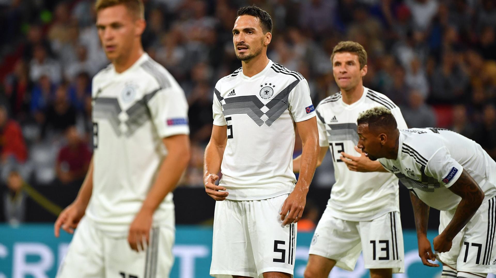 Matts Hummels, Thomas Müller und Jerome Boateng bei einem Länderspiel 2018: Löw setzt beim Neubeginn Richtung Europameisterschaft 2020 nicht mehr auf Boateng (30), Hummels (30) und Müller (29).