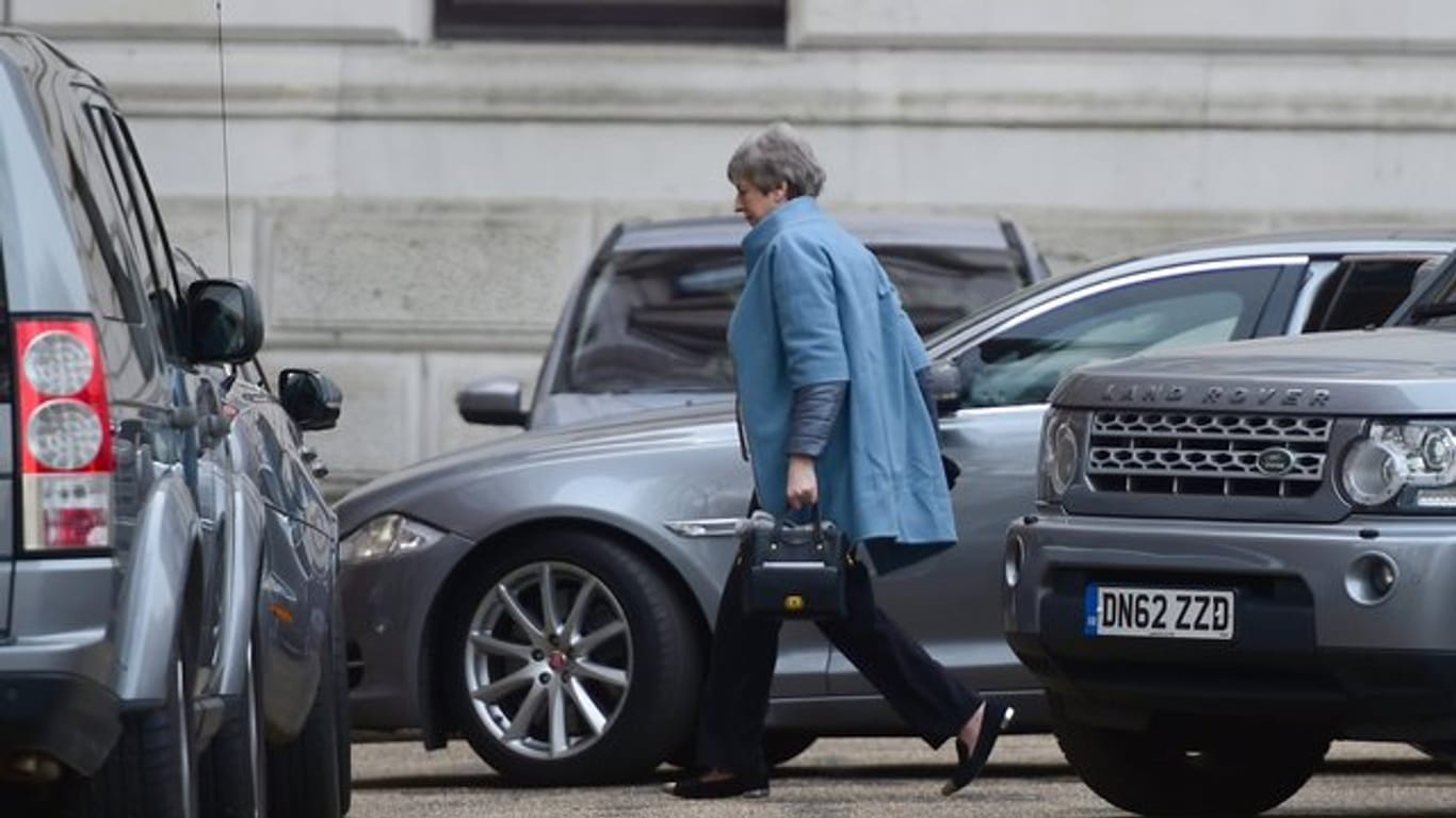 Die britische Premierministerin Theresa May trifft in der Downing Street ein.