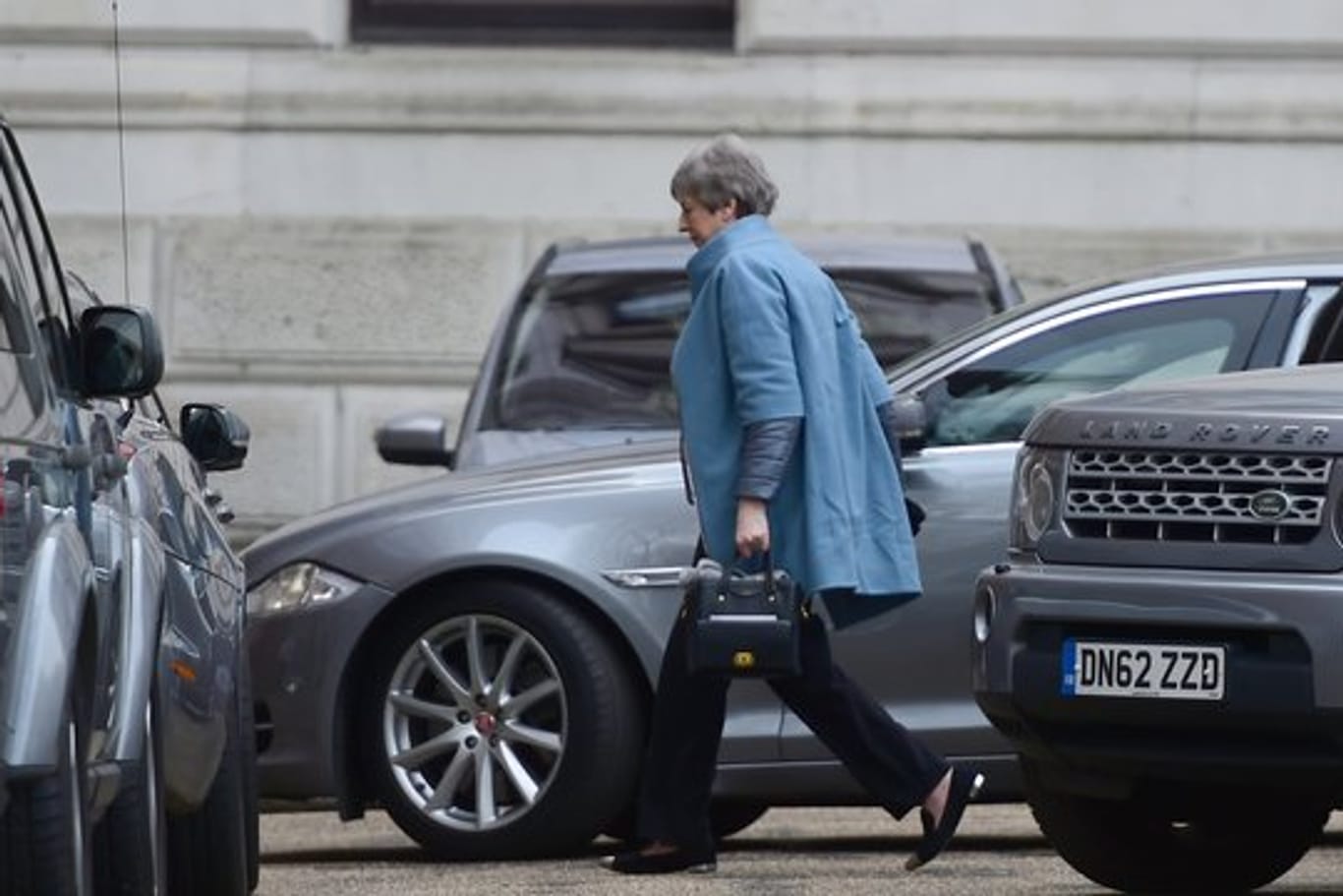 Die britische Premierministerin Theresa May trifft in der Downing Street ein.