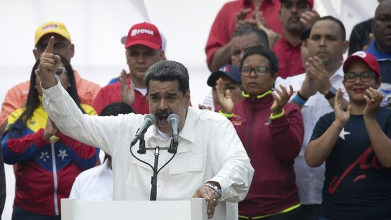 Der venezolanische Präsident Nicolás Maduro spricht während einer Kundgebung zu seinen Anhängern.