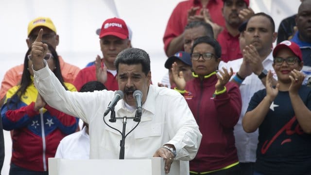 Der venezolanische Präsident Nicolás Maduro spricht während einer Kundgebung zu seinen Anhängern. Der venezolanische Präsident Nicolás Maduro spricht während einer Kundgebung zu seinen Anhängern.