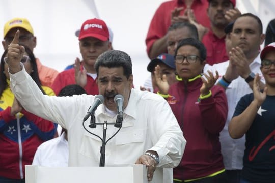 Der venezolanische Präsident Nicolás Maduro spricht während einer Kundgebung zu seinen Anhängern.