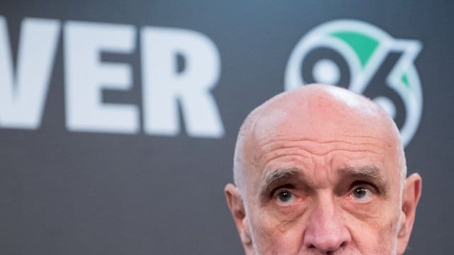 Nach Martin Kind, Präsident von Hannover 96, soll Thomas Doll Trainer bleiben. Nach Martin Kind, Präsident von Hannover 96, soll Thomas Doll Trainer bleiben.
