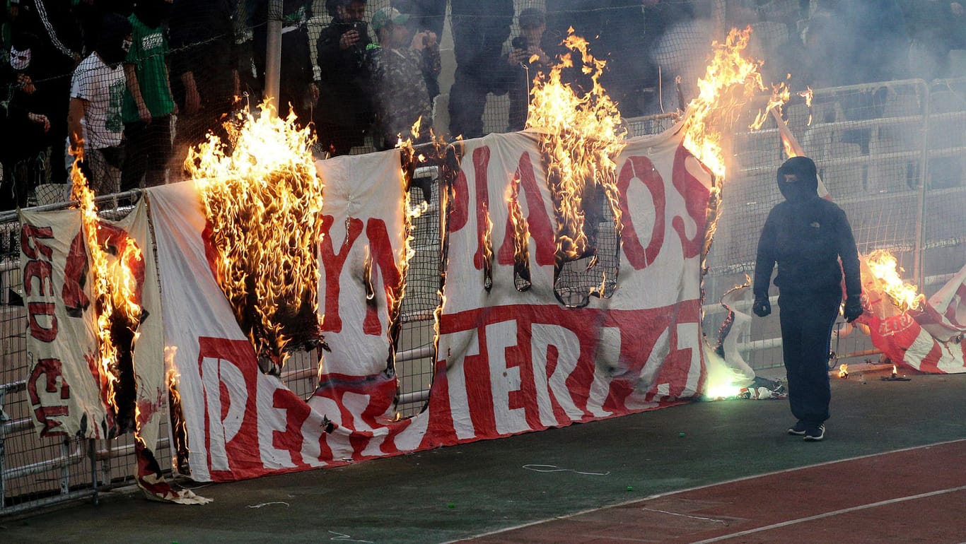 Vermummte Fans verbrennen Banner von Olympiakos.